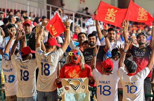 Fans Pay Emotional Tribute to Virat Kohli at RCB vs KKR IPL 2025 2 Fans Pay Emotional Tribute to Virat Kohli at RCB vs KKR IPL 2025